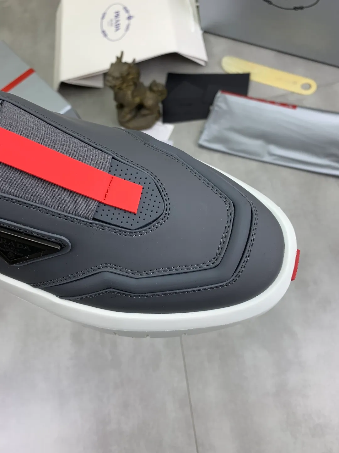 Men's men's shoes 💰P620💰[New model] The top version is now available on the official website, 🆘 The trendy brand (Prada) mainly promotes the popular style, avant-garde and versatile fashionable men's shoes, private version mold opening, cowhide surface splicing 1:1 replica.. Simple fashion, original imported cowhide and lining cowhide feet; the atmosphere and personality are more fashionable, eye-catching and pursuing class. It will subvert the old idea and be a must-have for fashion trendsetters with you! Must keep for yourself ! Tall and comfortable, large and low, high-end quality workmanship. The new high-end foam outsole from the official website. Size: 38-45. 3️⃣colors available.